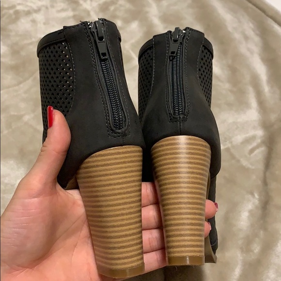 Report Netted Booties/Heels - Picture 3 of 4